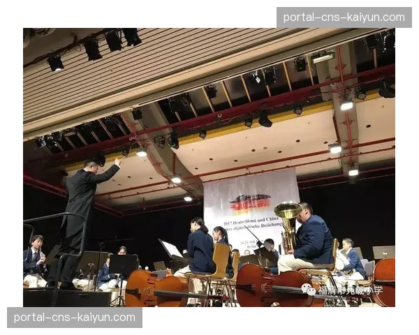 特写：迈阿密夜场，观众为一场长达3小时30分钟的三盘大战起立鼓掌