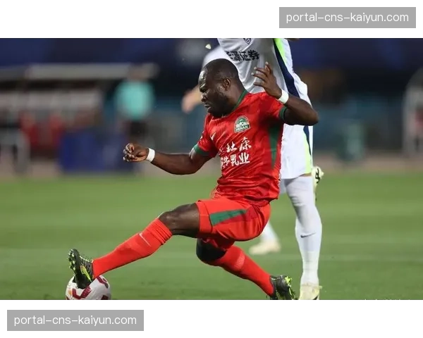 赛后更衣室一幕:河南队外援阿奇姆彭鼓励泪洒赛场的年轻队友 赛后更衣室一幕:河南队外援阿奇姆彭鼓励泪洒赛场的年轻队友