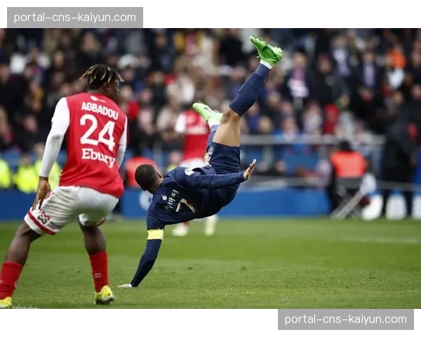 战术复盘：恩里克如何通过边后卫内收调整，破解兰斯的密集防守